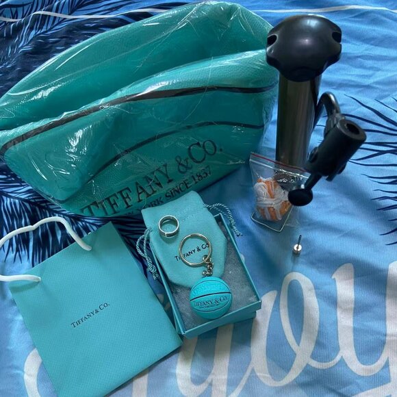 TIFFANY & CO.SPALDING BASKETBALL BUNDLE .925 STERLING SILVER NBA RING & KEYCHAIN